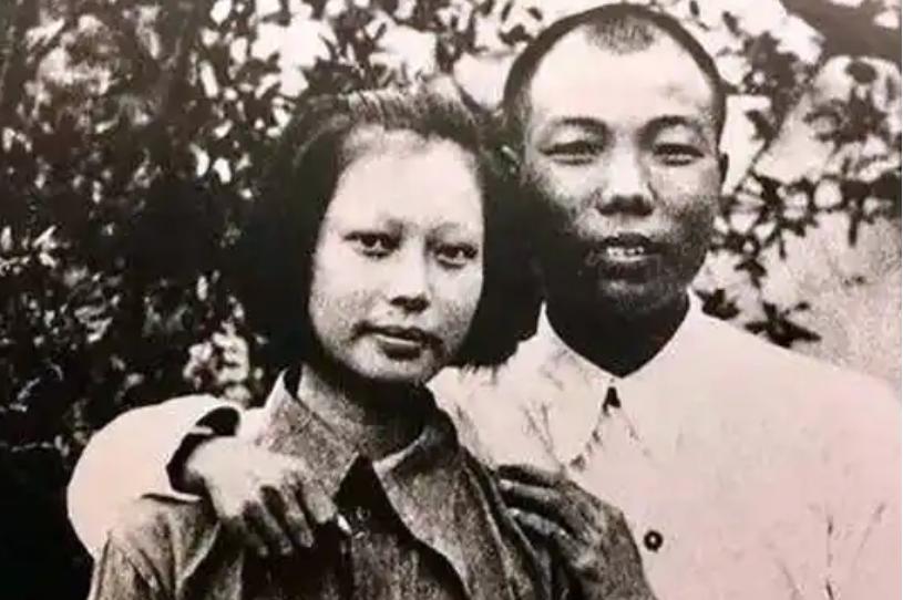 1975年，萧华上将在兰州吃饭，却被五六个地痞流氓挑衅，对方强硬的让萧华让座，萧
