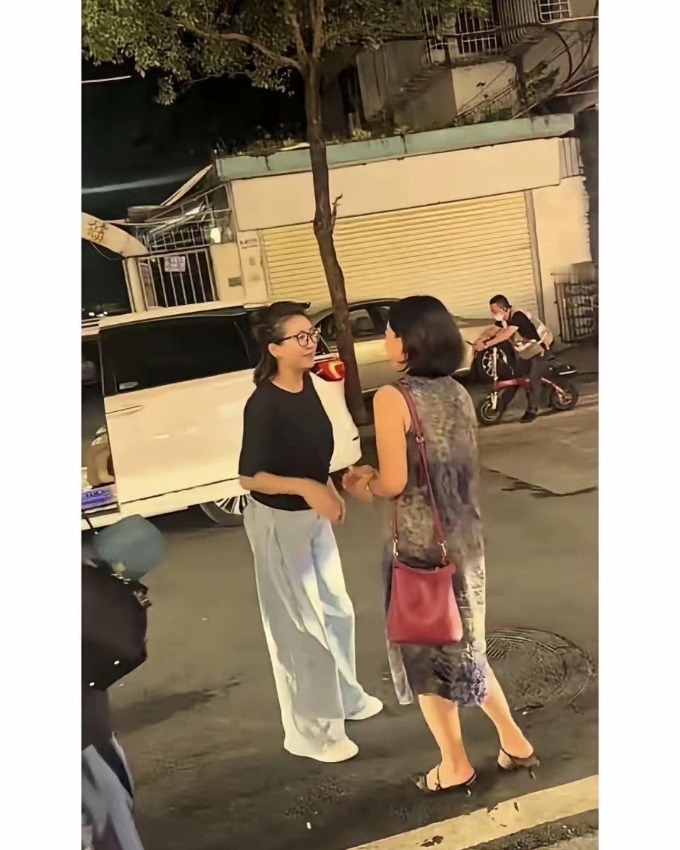 王小丫都60岁了还是浓妆艳抹总相宜的样子​​​