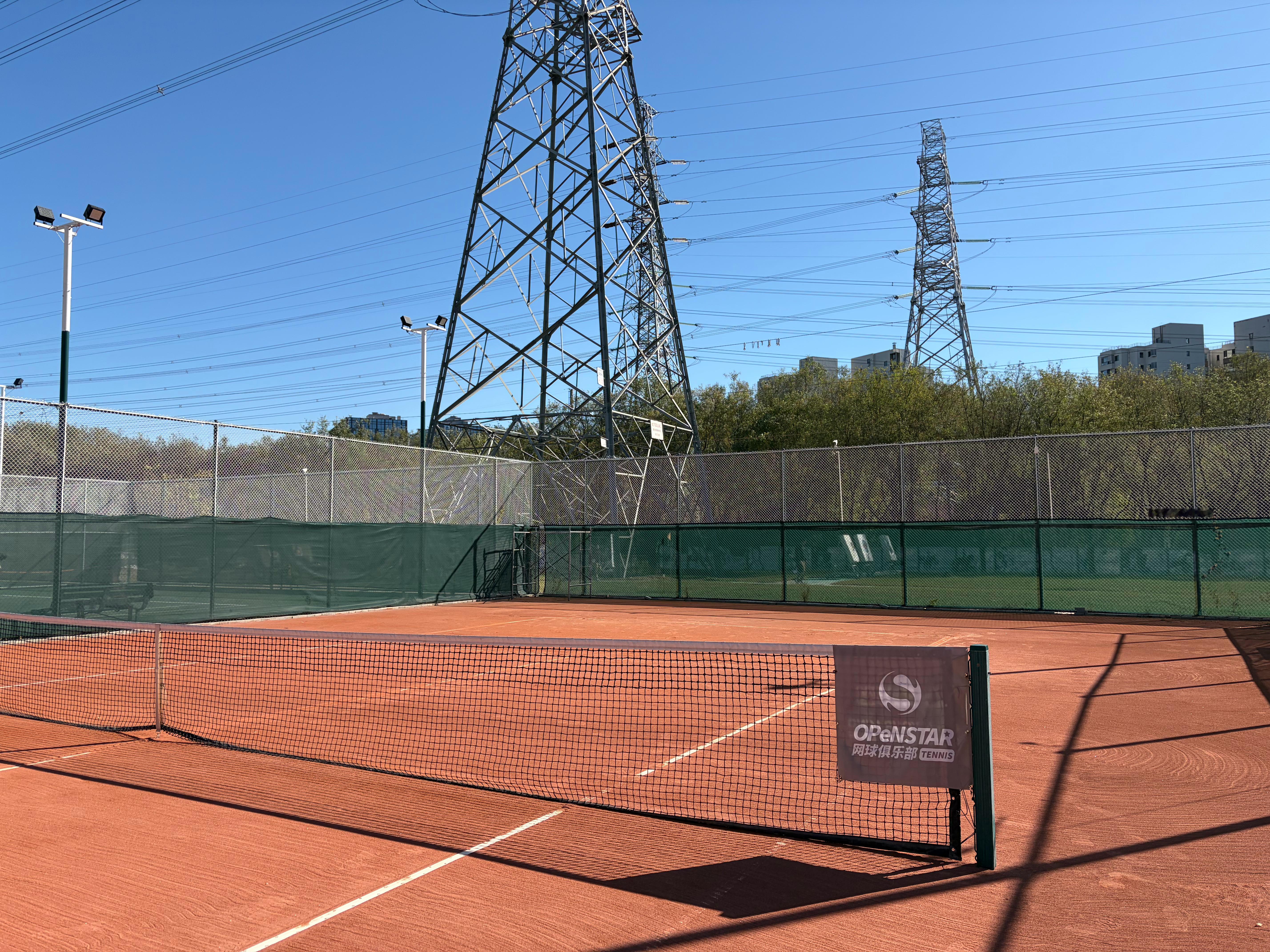 周末运动了吗朋友们？今天北京的天气也太好了，来户外打网球比赛了嘻嘻[墨镜]