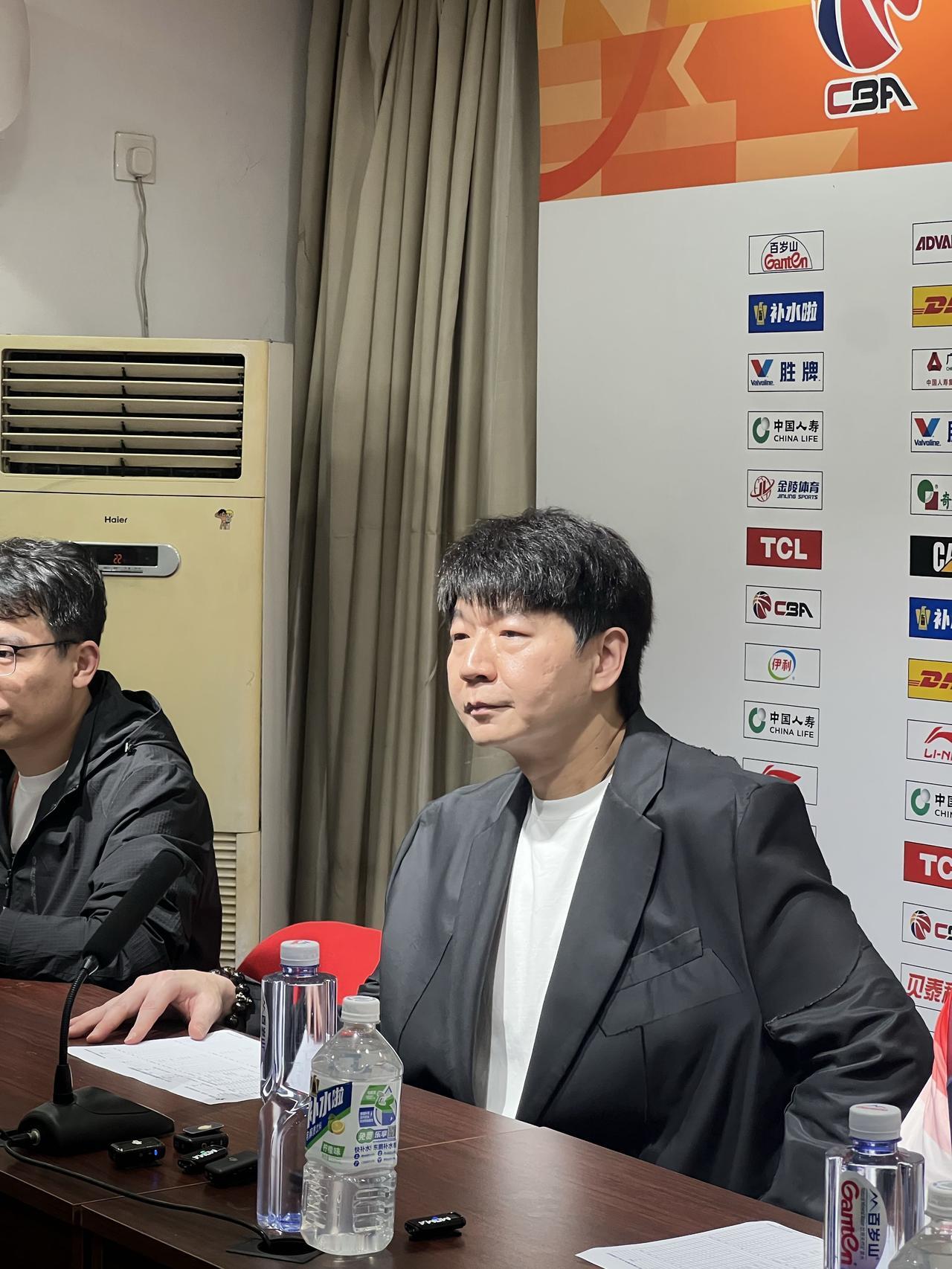 邱彪介绍高诗岩伤情，不容乐观。在老郑看来高诗岩第二场战辽宁也会缺席。邱彪说从去年