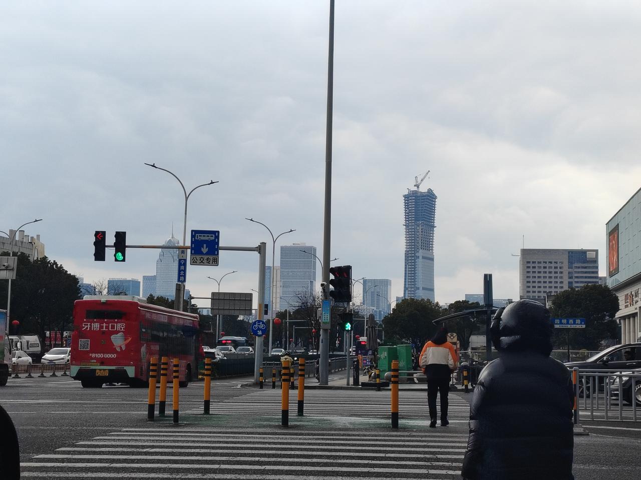 一网友说，她的一位同事，32岁，离异，带一个男孩。她想要找一个男的再婚，不要彩礼