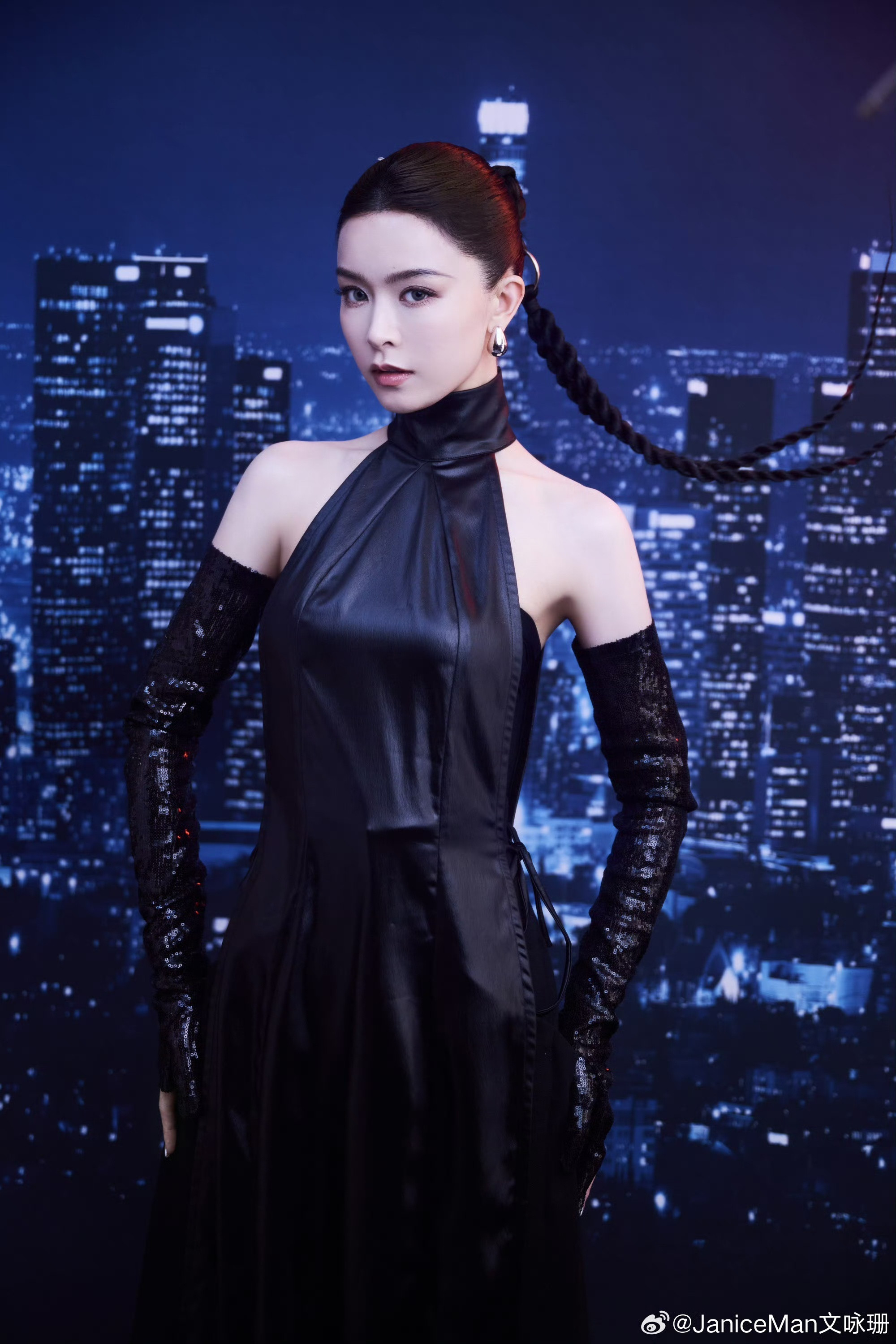 文咏珊假辫子文咏珊活动造型帅翻全场，假辫子直接成点睛之笔，清冷干练的氛围直接拉