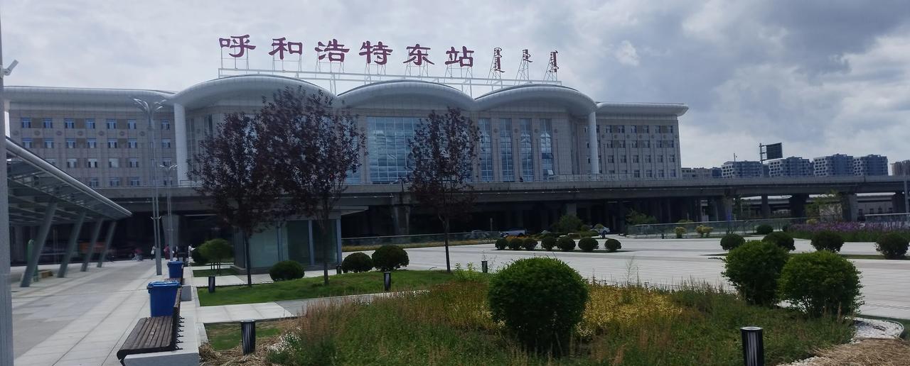 雨后，呼和浩特东站北广场