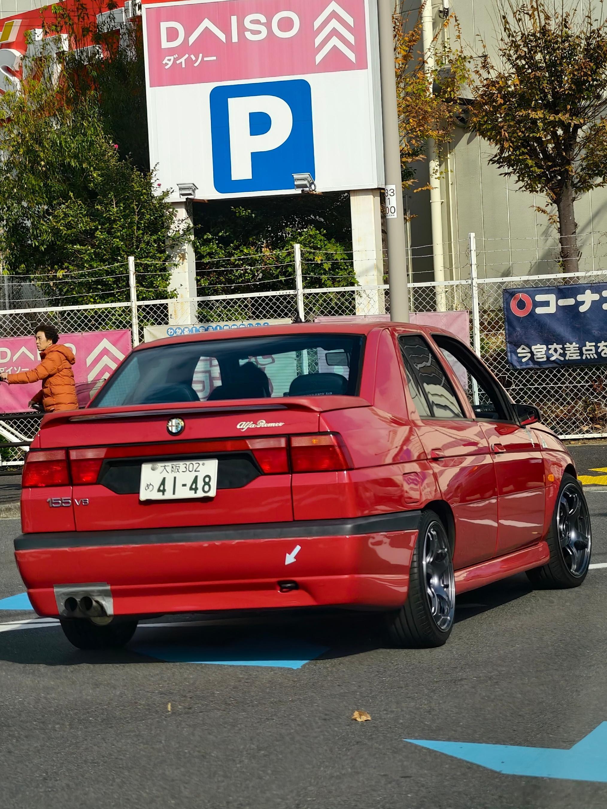 型车街拍偶遇Alfa赛道瓷，而且是稀有的155V6。排气尾段附近保险杠贴