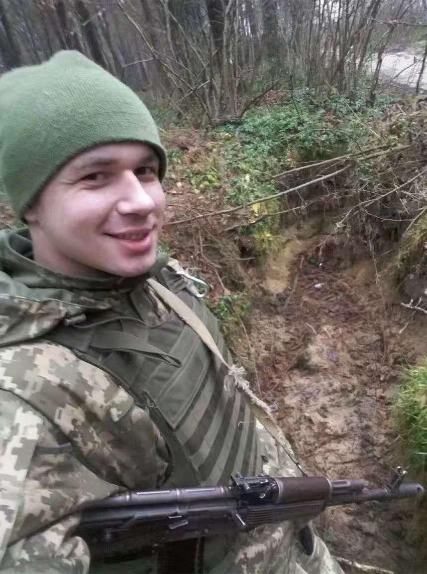 俄乌战争，乌克兰第一个英雄称号获得者，这名乌军士兵，确实是很有胆色，在俄军大批装