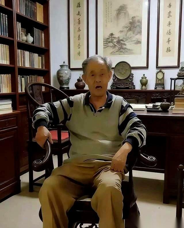 嘴上说着自己八十多了，身体不行了。结果屁股底下坐的那把黄花梨椅子，可能比我十年