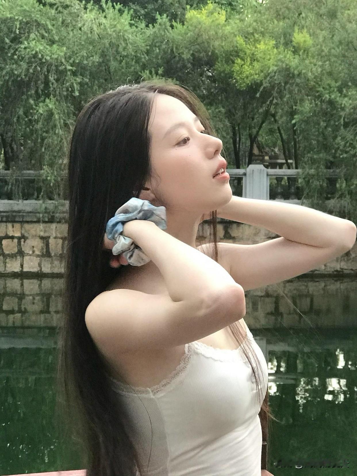 水边轻拭鬓，风中笑语生