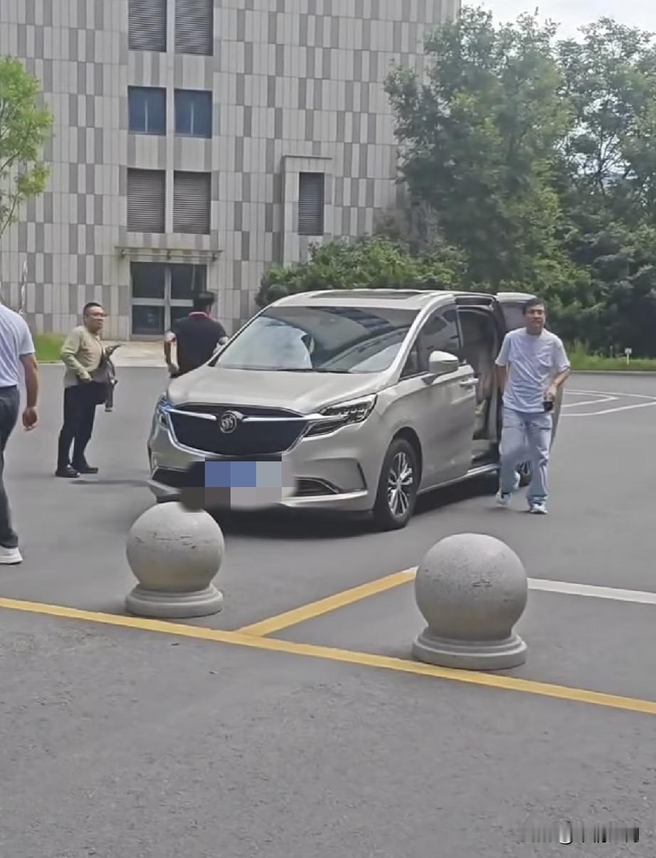 青岛路人抓拍太真实！谢霆锋头小身板看着不起眼，站高管堆里尽显大佬气场9月1日，网友偶遇谢霆锋现身青岛