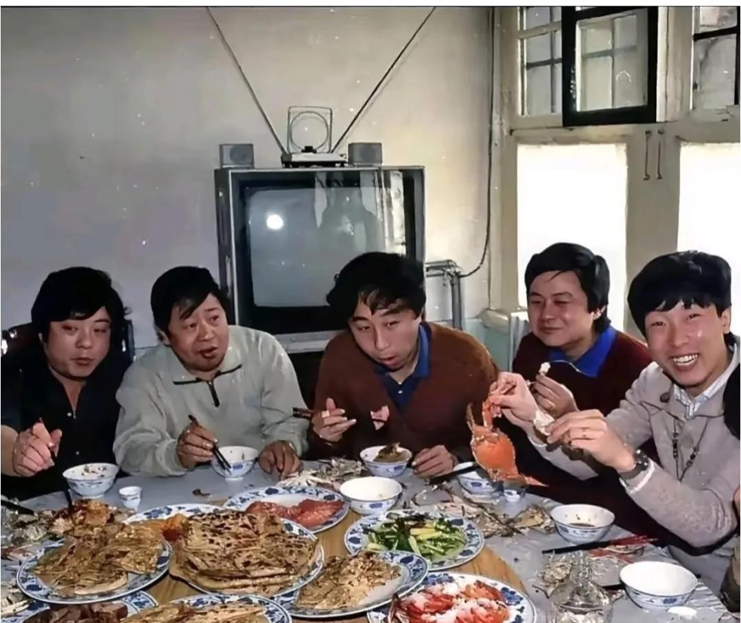 只有冯巩在认真品尝美食。