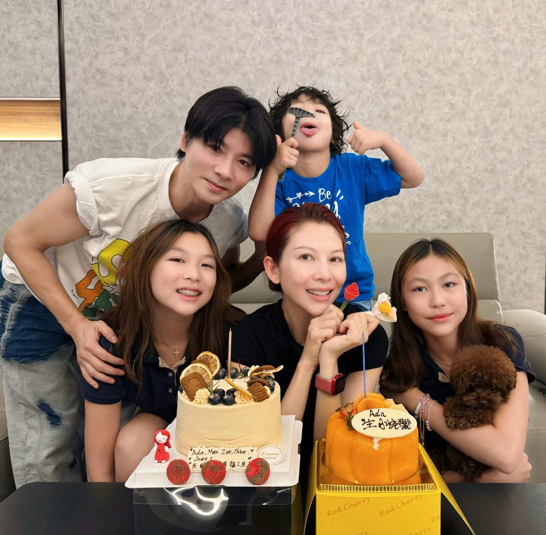 蔡少芬和家人一起庆祝52岁生日，三个孩子全部在场，一家人仿佛长了同一张脸，全家都