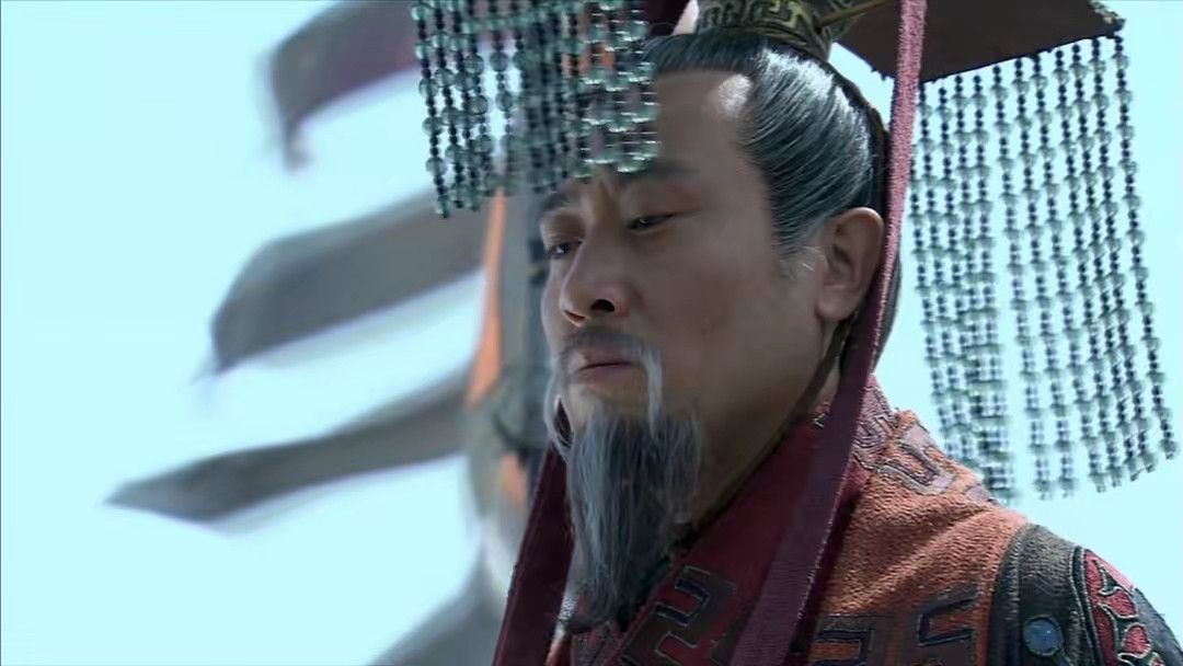 刘备为什么后期疏远了诸葛亮。我觉得可能的一个原因是，他们在政治路线上有所分歧。刘备也察觉到了，刘备三