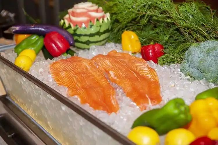 三文鱼突然大降价？从高端食材到价格“塌房”，这不是消费降级，而是一场全球垄断正在