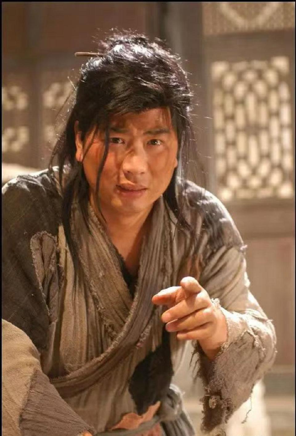 《武林外传》播了二十年，大家正帮郭芙蓉算她那二十年卖身契到期没，那边厢，蹲在同福