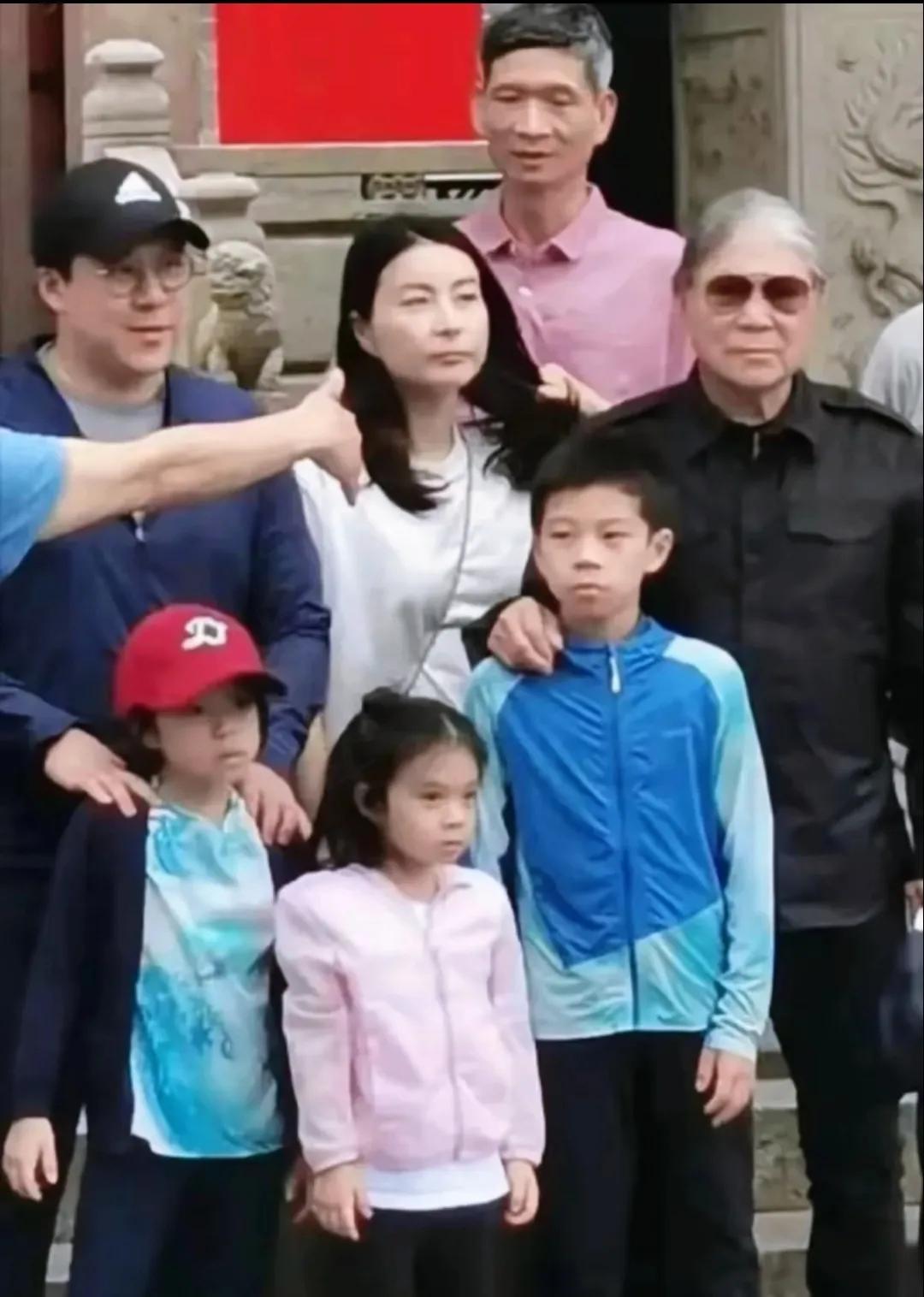 谁能想到，霍家那种老牌豪门，以前聚会都是红酒雪茄的排场，现在画风居然全变了。