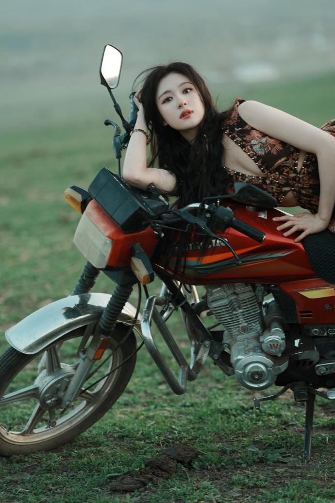 李兰迪草原机车大片李兰迪在草原骑机车谁能想到李兰迪和机车的适配度这么高！草原