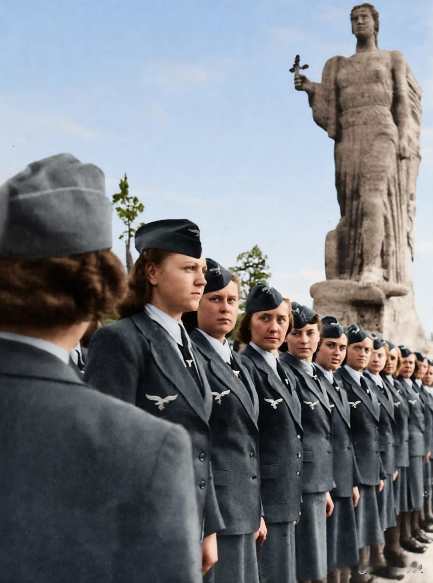 二战期间，纳粹德国动员了大量女性作为辅助人员，以弥补战争造成的人力短缺。她们统称