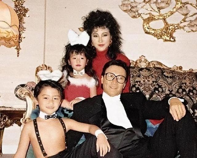 1985年谢贤输了钱，欠下16000000巨额外债，被逼得连家门都不敢出。走