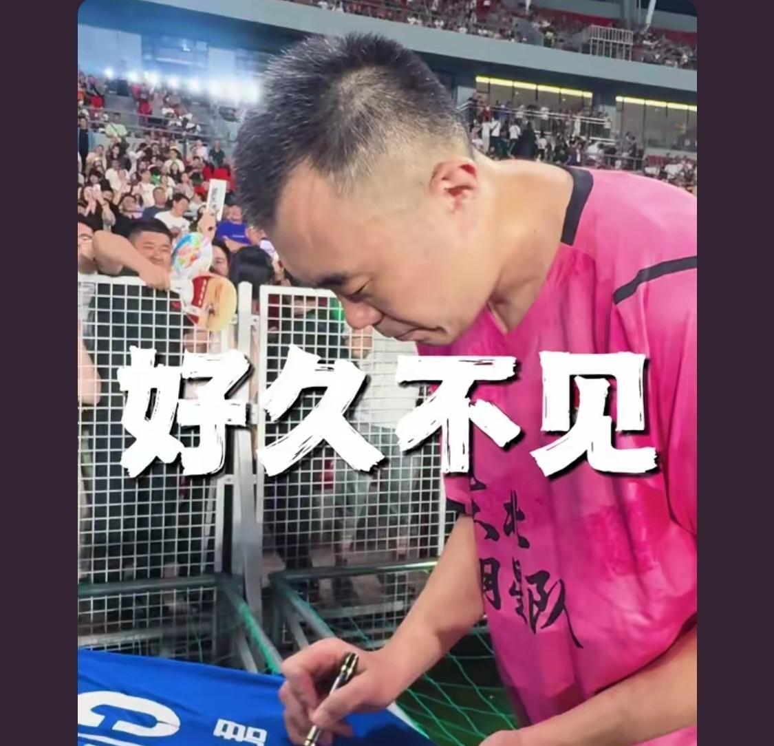 李晓旭怒踹郭艾伦，郭艾伦推搡李晓旭，韩德君出现在东北明星足球赛赛场上。昨晚东北明
