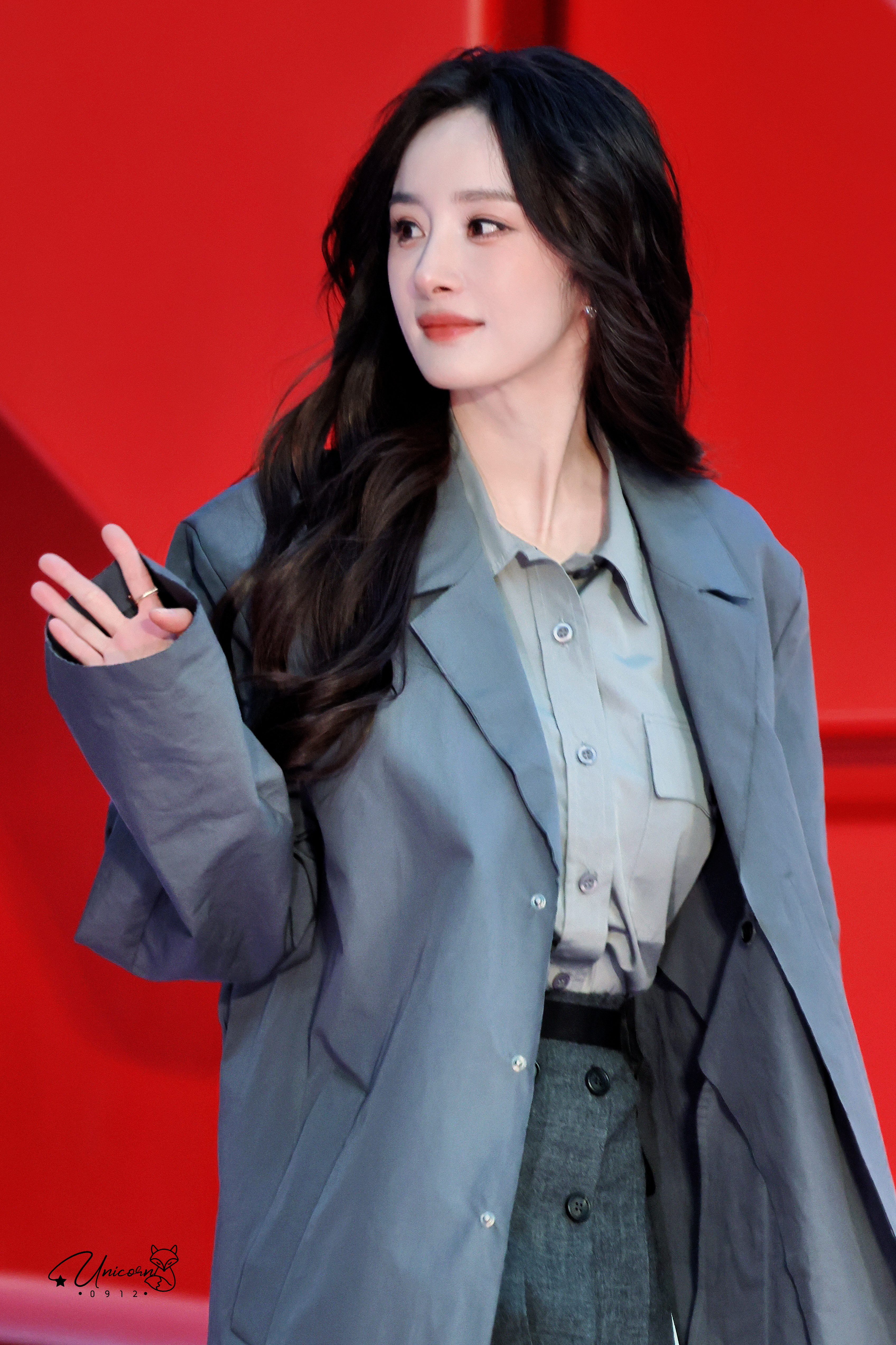 杨幂🦄杨幂prada品牌代言人就这么美萌的和全场打招呼👋