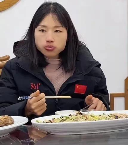 张水华刚辞职没多久，就有网友发现她转头又穿上了361°，但我在想人家品牌估计