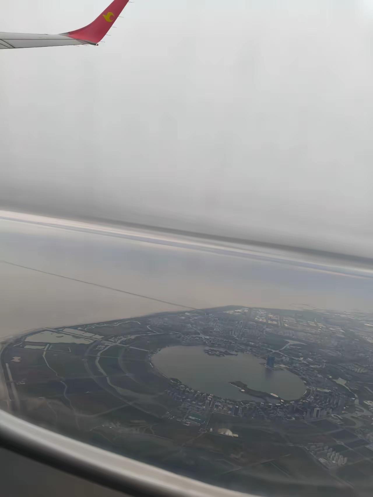 这应该是国内最圆的环湖公路吧，一把方向盘直接开到底了