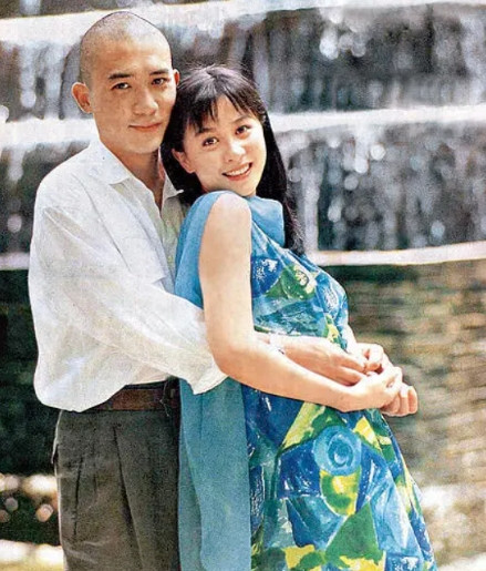 当年，刘嘉玲刚和许晋亨订婚，就和林俊贤传出了绯闻，最终被许晋亨悔婚，面对媒体指责