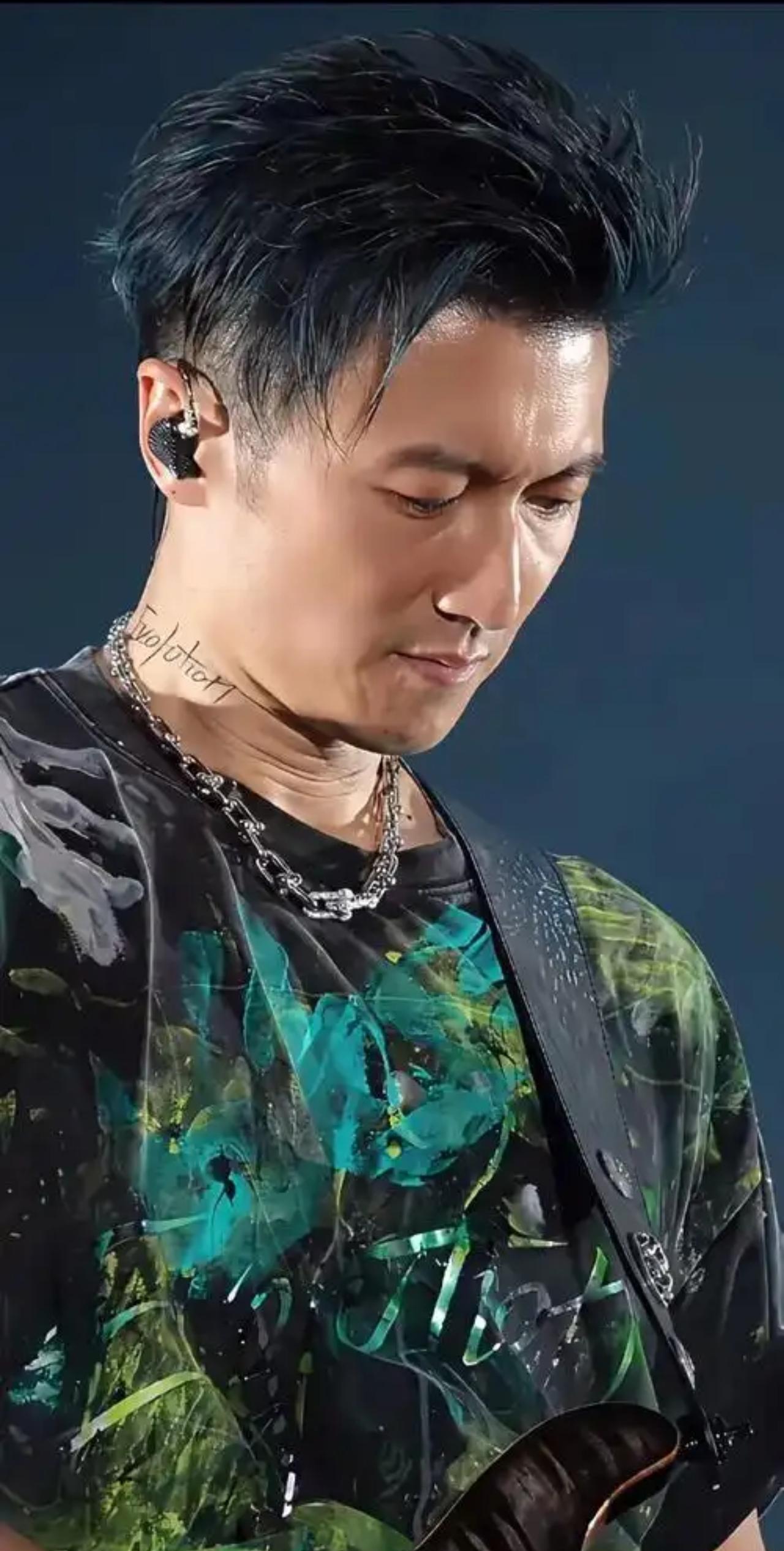 15岁少年街拍照疯传，谢霆锋看到评论时手抖了一下——那不是骄傲，是DNA里的刺在