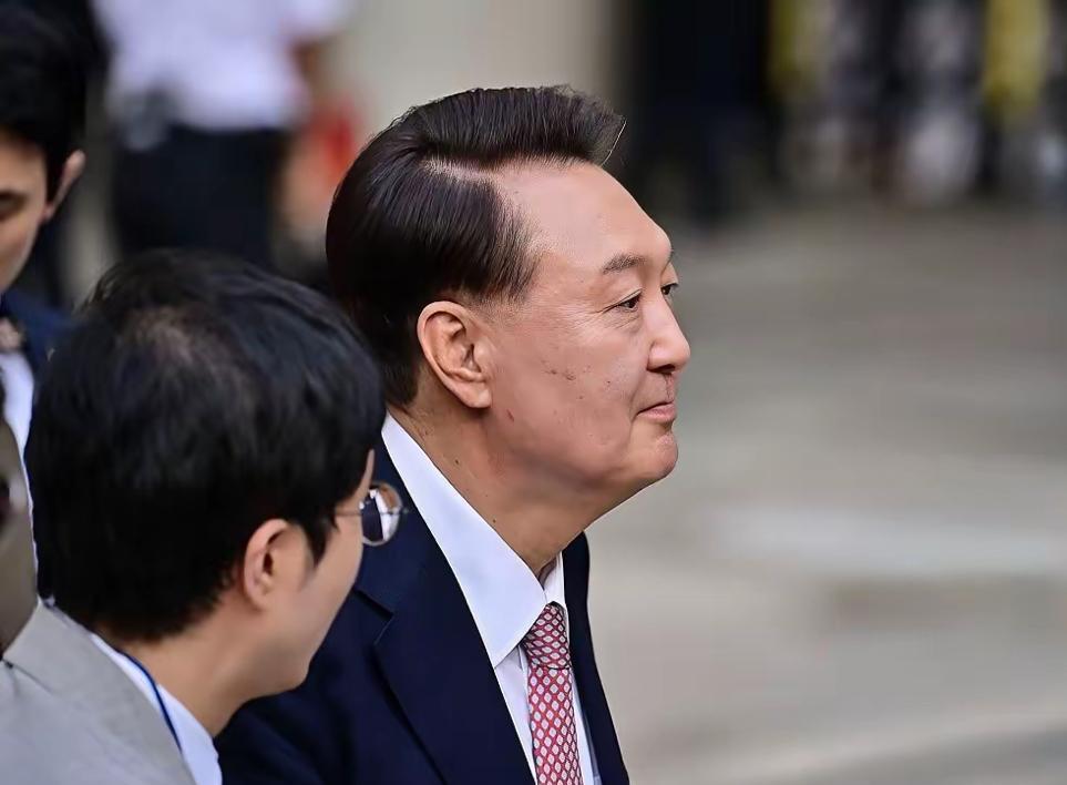 韩国政坛这出戏越演越离谱了！6月12日，前总统尹锡悦又玩起“失踪”，第二次拒绝到