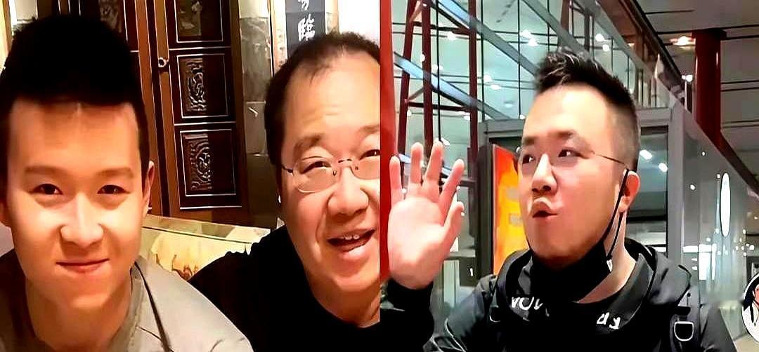 巴图七岁那年，英达一句“离婚就别管”把他踢出人生。三十年后，老头在直播间刷