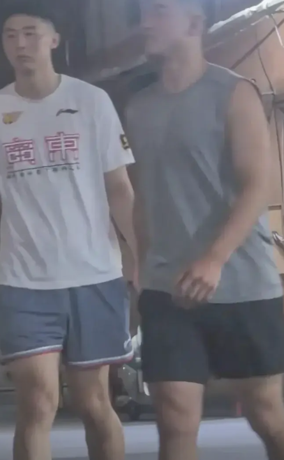 广东宏远球员回到东莞，结束二沙岛之旅这几天，广东宏远训练的体育馆装修完了，广