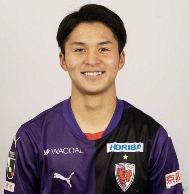 韩国足坛潜力新星尹星俊，预计很快完成日本归化流程、正式入籍。效力于京都不死鸟、前