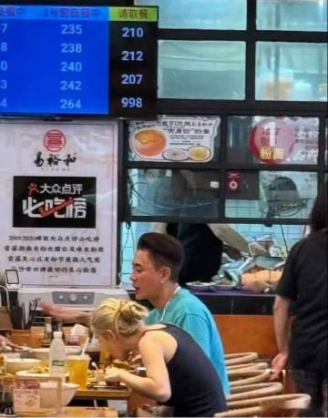 45岁黄宗泽恋情疑曝光，对方身份为24岁TVB咪神，身材超级好