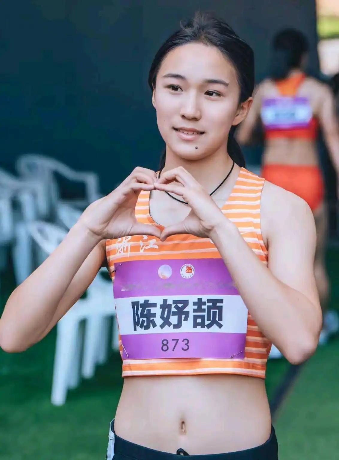 17岁的田径小将陈妤颉曾直说，想长高真是难上加难。爸妈个子都不占优势，眼看一米五