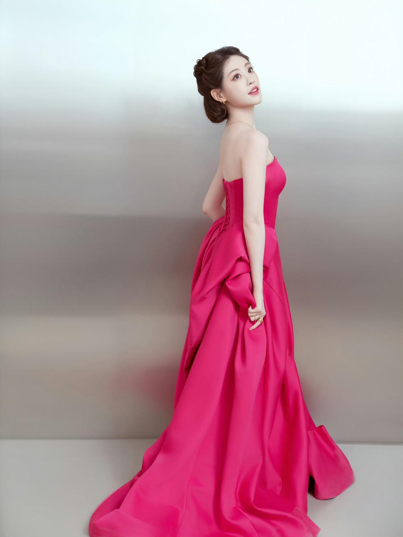 优雅红裙，惊艳转身，尽显女性魅力！祝绪丹！！！