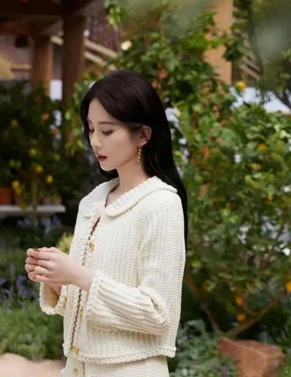 刘诗诗造型自然又显嫩，气质清新宛如美人