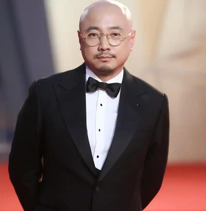 徐峥这事够荒诞的。陶虹那句肉体出轨不算事，配上画家实名举报更显刺眼。一位