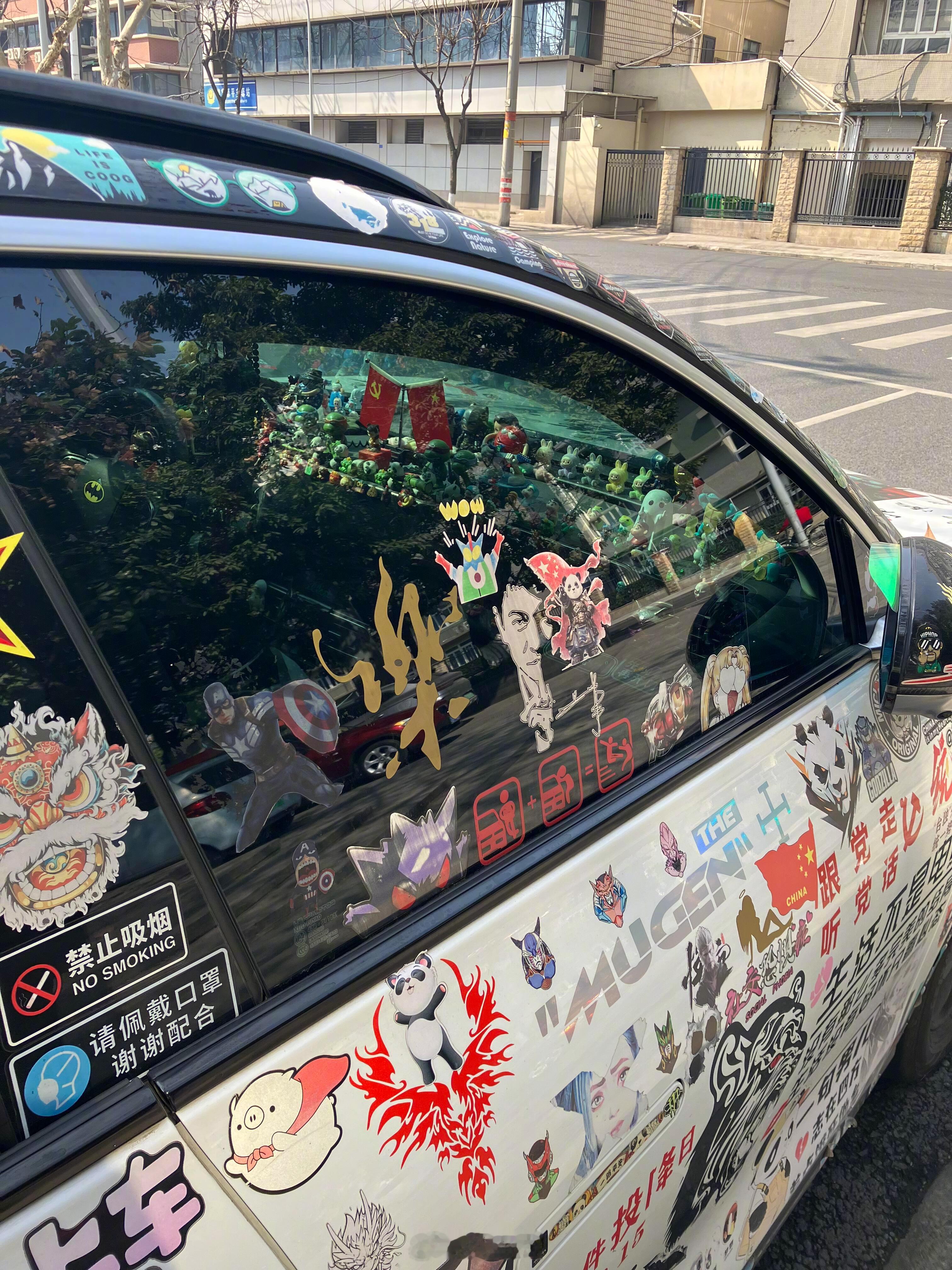 这大哥是贴纸专业户啊，你们怎么评？