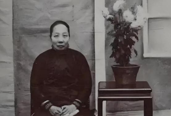 鲁迅与周作人兄弟闹掰，至今是个谜。但此八卦事件最大的谜，其实是他们的母亲鲁瑞女士