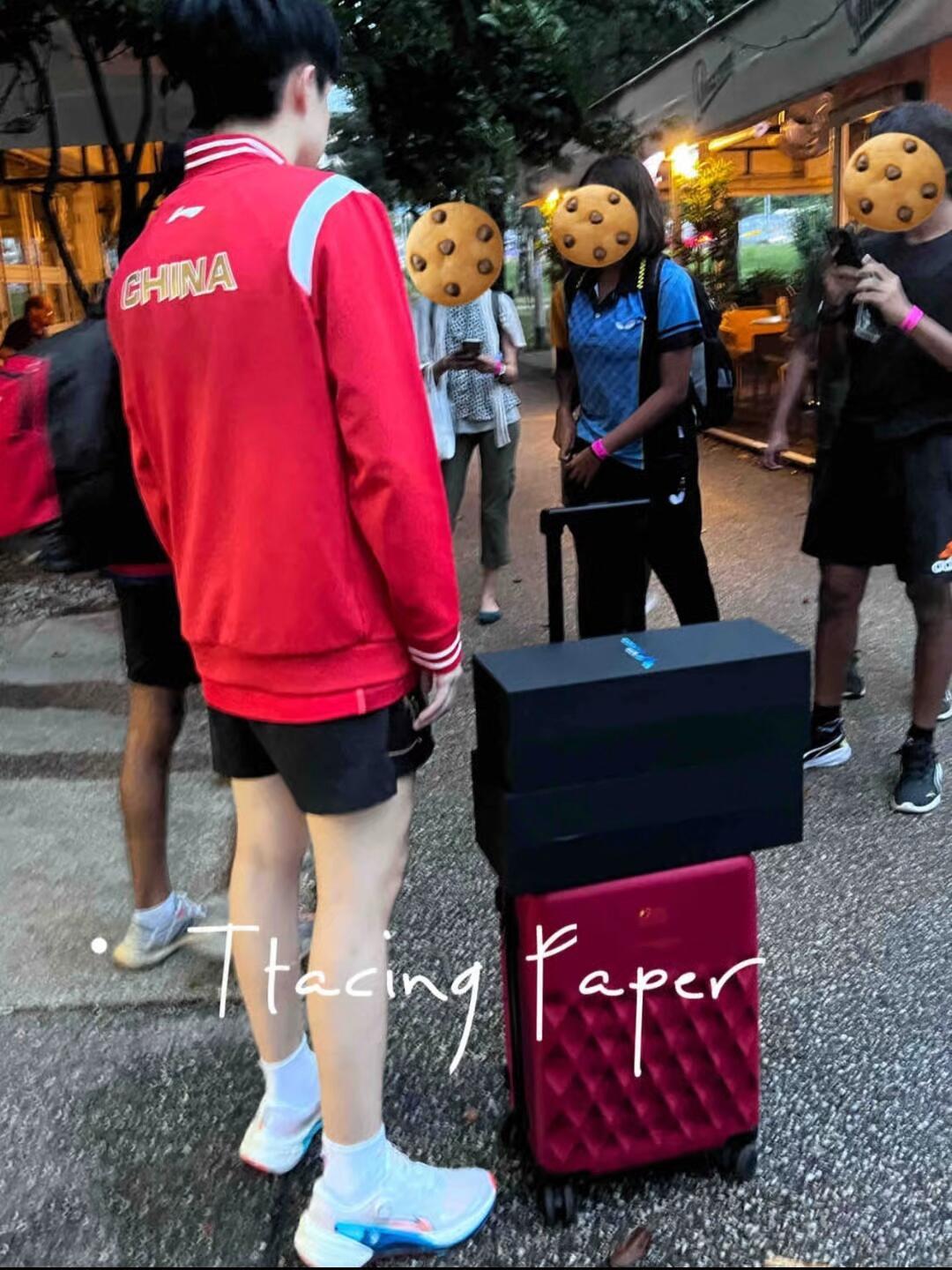 原来那一天，王楚钦拿了两个奖杯🏆！还有头头那一句家里已经有很多这个了，给莎莎