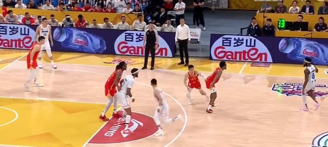 第二节纯纯瞎吹~广厦犯规不吹，狂吹北京犯规啊，这裁判也太黑了吧，就连郭艾伦都说
