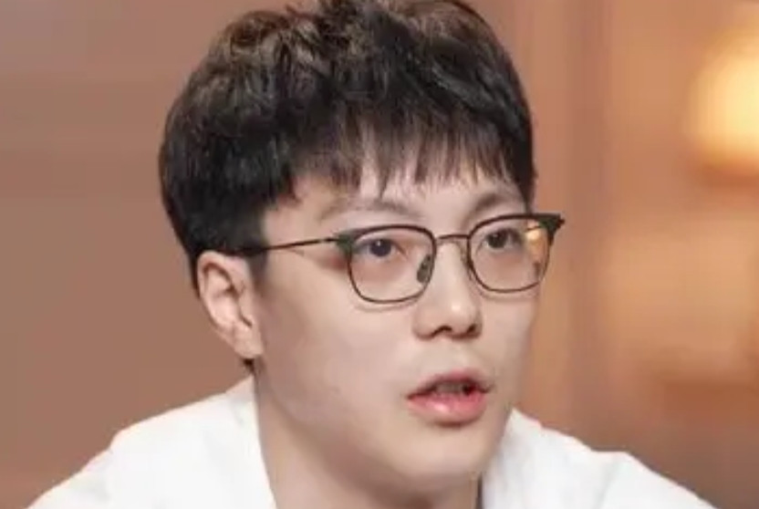 胡明轩这次国家队可能抢不过贺希宁了胡明轩过去比贺希宁强在三分稳定，单纯速度，