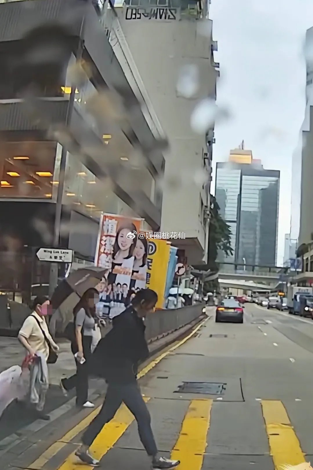 有网友发文称，在香港湾仔碰到她。当时，网友开着车，途经一处路口时就看见了她。她站