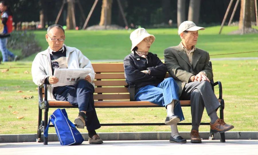 现在活得最滋润的，还得数退休老人。为啥这么说呢？第一，每个月退休金雷打不动到账
