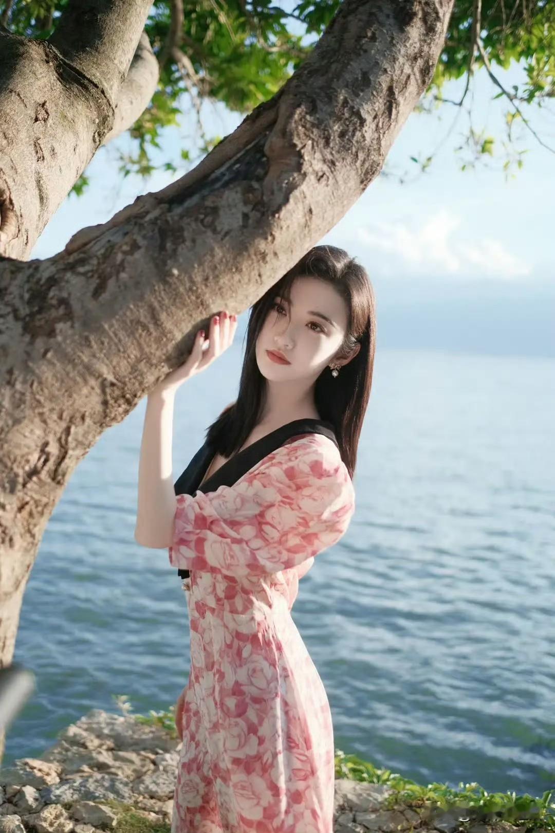 湖畔轻纱少女，静谧如画，自然之美。