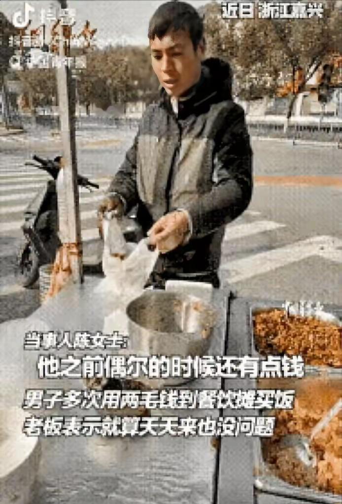 “活该发财！”浙江嘉兴一对夫妻摆摊卖盒饭，快收摊时，一个男子拿着1块钱来买饭，老