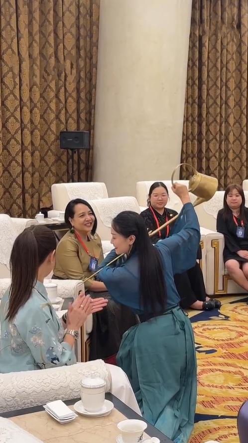 7月19日阿努廷妻子观看茶艺表演，侧颜精致可人！她在成都出席活动，观看茶艺文化，