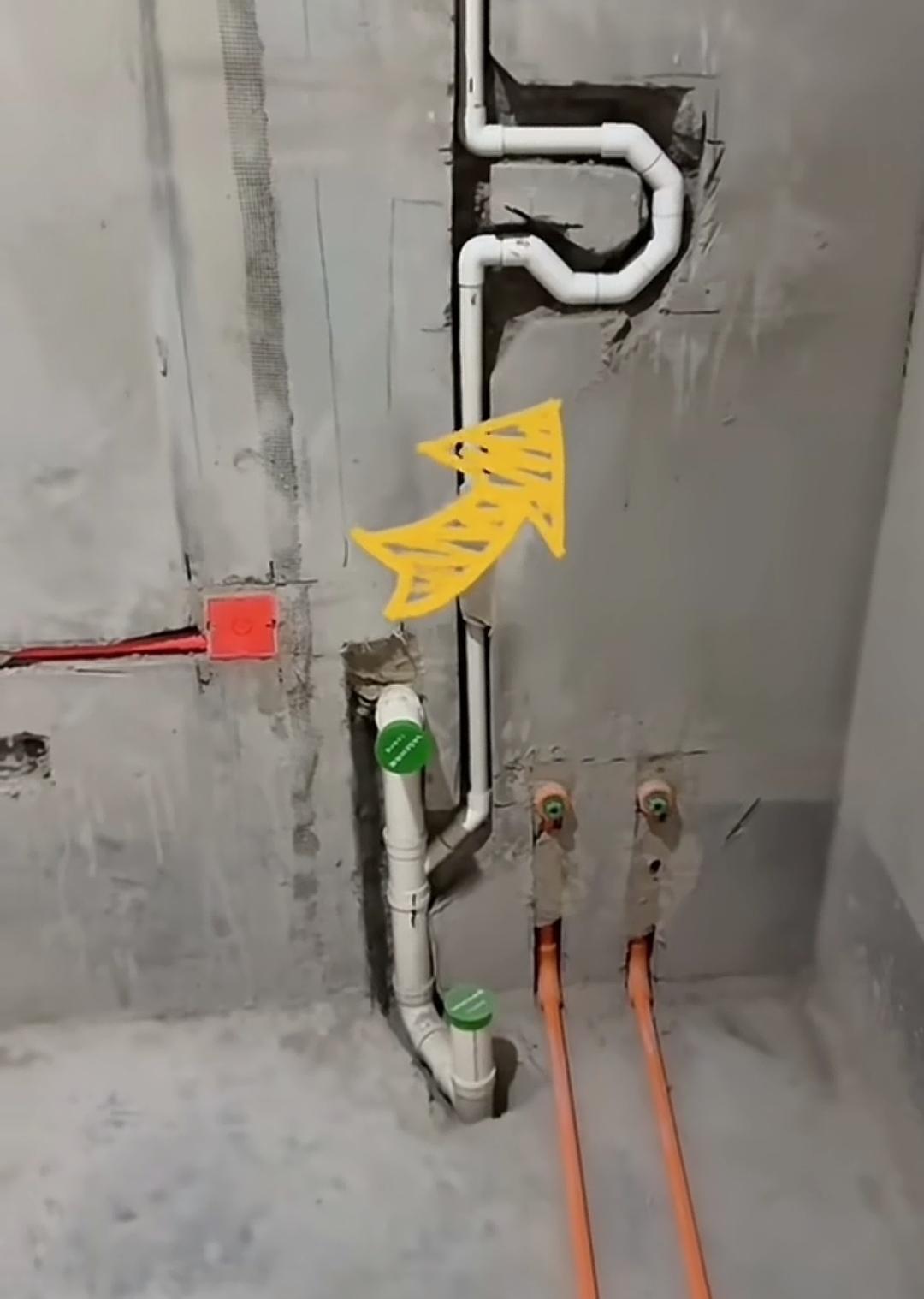 下水管道来回绕折做成S弯，这样的布管谁能看得明白啊？下水连接管道，特意做成来回