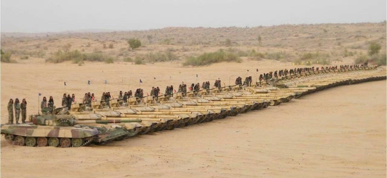 印度展示花重金打造的所谓"钢铁洪流"！其主力是T-90S坦克和国产“阿琼”坦克。