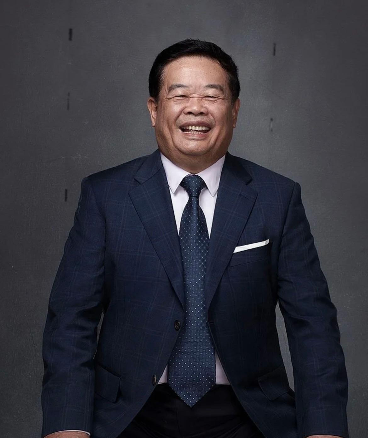 1988年，福清举办龙舟赛，曹德旺上台颁奖。他拿起奖杯，奋力地一扬手，把奖杯摔进