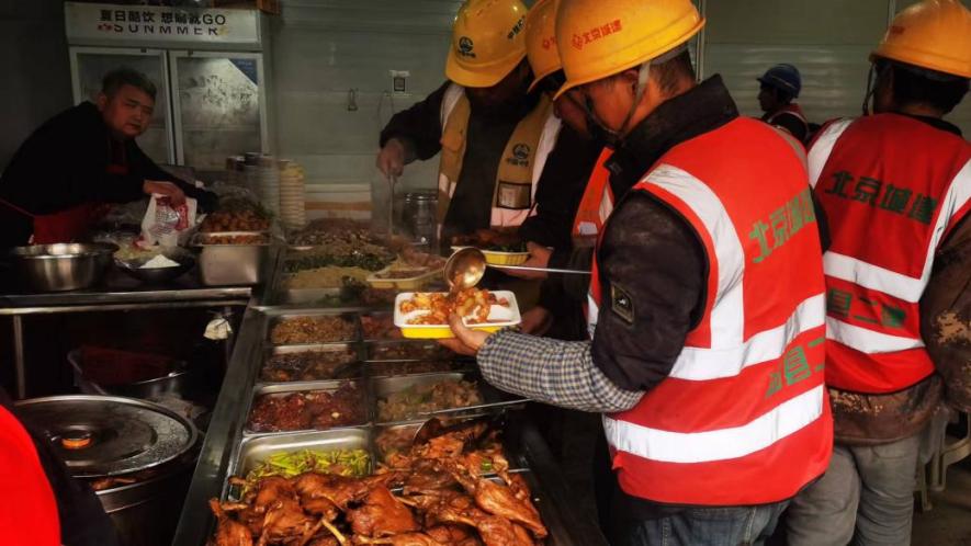 工地边的“暖心灶”: 寒风中升腾雄安烟火气